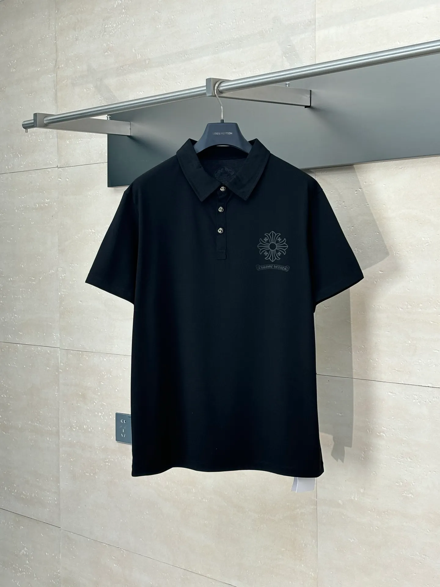 🅿️270 Come Hearts*/Cro Heart 25Ss new dark pattern cross flower scroll polo shirt. The fabric is made of tailor-dyed 230G cotton fabric. Cross dark pattern scroll printing on the chest. Collar hardware molding. Customized accessories. Size: S/M/L